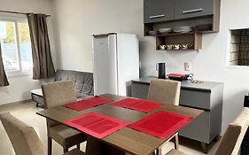 CASA LINDA PARA 6 a 8 PESSOAS COM 3 QUARTOS 3 BANHEIROS , COZINHA COMPLETA, ESTACIONAMENTO A 5 MiNUTOS DA CATEDRAL DE PEDRA